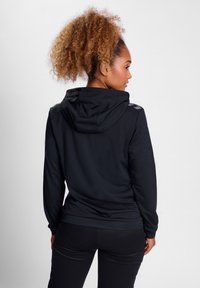 Zwarte hoodie met een gestructureerde afwerking en lange mouwen, met een getailleerde taille en gebeeldhouwde schouderaccenten.