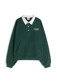 Temnozelen polo sweatshirt z belim ovratnikom, tremi gumbi in sprednjim kenguru žepom. Na prsih je izvezen napis.