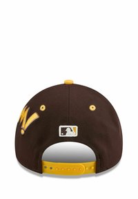 Braune Baseballkappe mit gelbem Snapback, gesticktem "M!"-Logo auf der Rückseite und einem weißen MLB-Logo-Patch in der Nähe des Verschlusses.