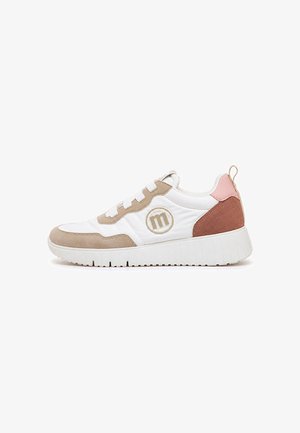 Zapatilla blanca con detalles en ante beige y rosa, logo "m" beige en el lateral, suela blanca y tira de agarre en el talón.