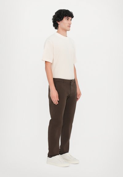 CLOSED CLIFTON TRUE - Pantalones chinos - espresso brown