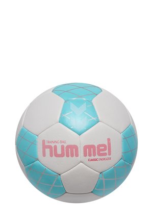 Trainingsbal in wit en lichtblauw, met hexagonale panelen en getextureerde accenten, en "hummel" branding in roze.