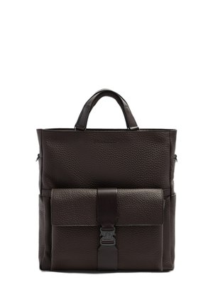 Sac cabas en cuir marron foncé texturé avec poignées supérieures et une poche avant sécurisée par une large sangle et une boucle métallique.