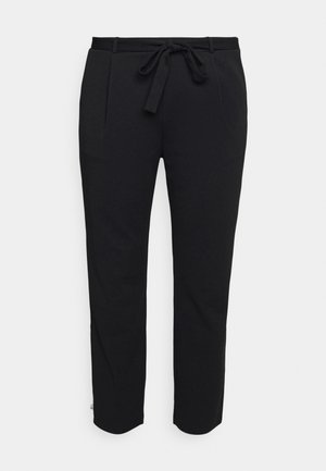 Schwarze Hose mit glatter Textur, ausgestattet mit einem gebundenen Gürtel, Seitentaschen und einem schmal zulaufenden Bein-Design.
