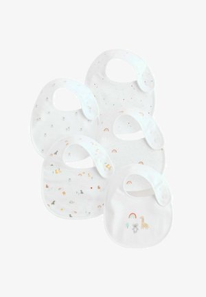 Fem hvide baby-bibs med små farverige tryk, herunder regnbuer, dyr og stjerner, hver med en tryklås på den ene side.