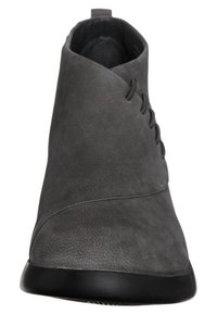 Botines sintéticos grises con textura suave, que presentan un diseño minimalista, cinco ojales para cordones y una suela de goma negra.