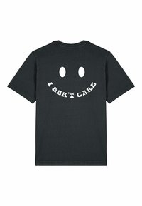 Čierne bavlnené tričko s krátkym rukávom, s bielym dizajnom usmievajúcej sa tváre a textom "NEZÁLEŽÍ MI" na chrbte v kontrastnom písmovom štýle.