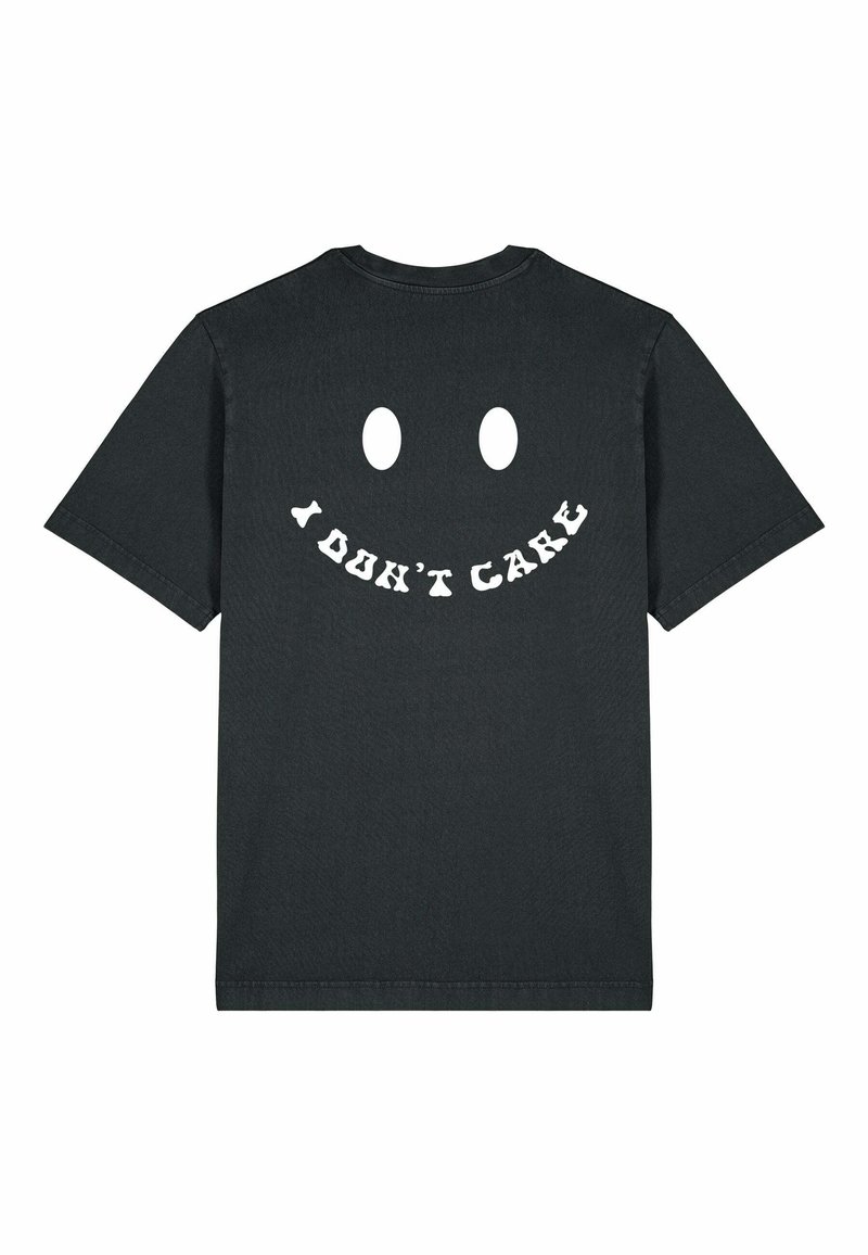 Čierne bavlnené tričko s krátkym rukávom, s bielym dizajnom usmievajúcej sa tváre a textom "NEZÁLEŽÍ MI" na chrbte v kontrastnom písmovom štýle.