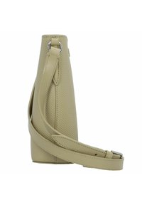 Borsa a tracolla in pelle beige con texture, dal design affusolato, con tracolla regolabile e dettagli in metallo argentato.