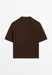 Brun kortärmad polo med strukturerad stickning, med en ribbad krage och nederkant. Enkelt design, enfärgad, utan synliga mönster eller accenter.