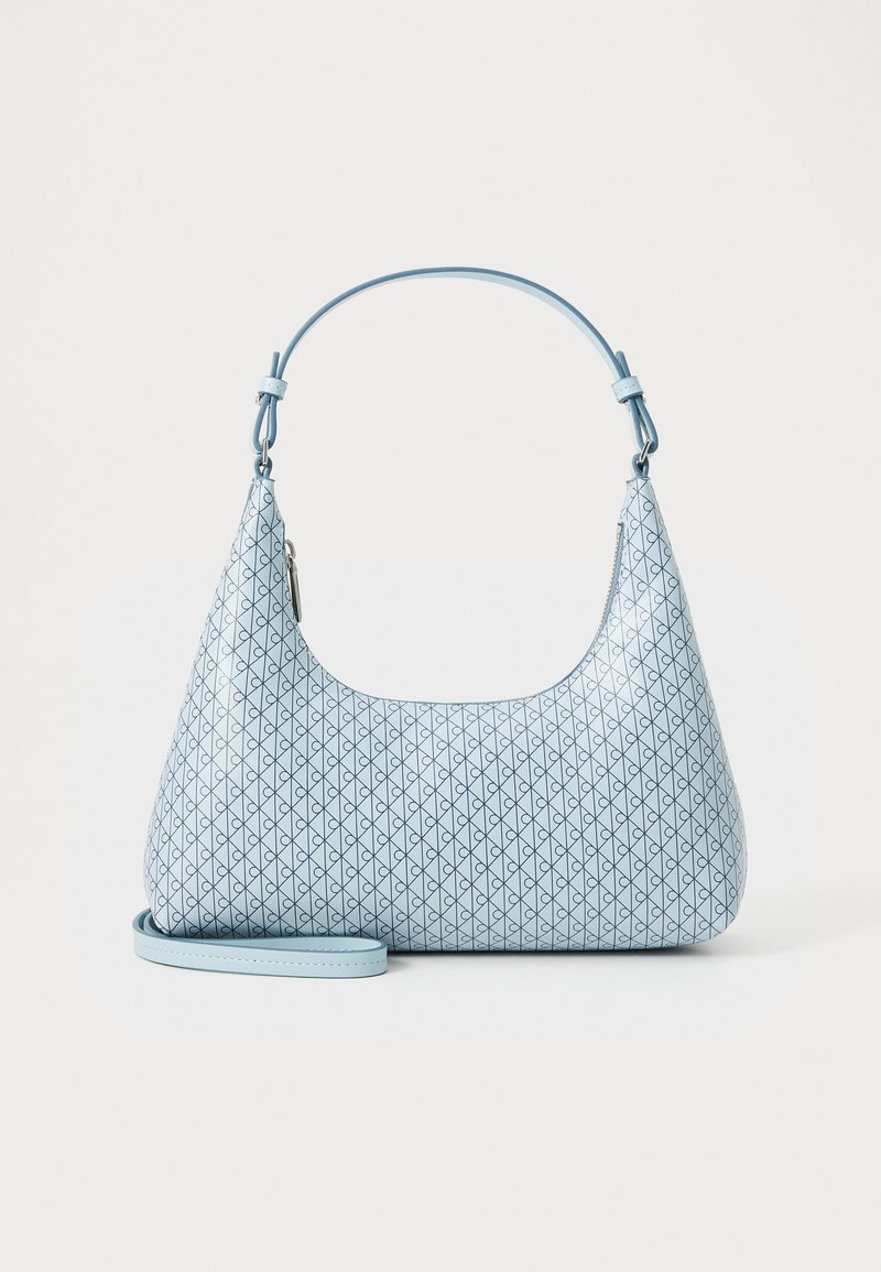Bolsa de mão azul clara com um acabamento liso e texturizado, apresentando um padrão geométrico de pequenos diamantes e uma alça destacável para versatilidade.