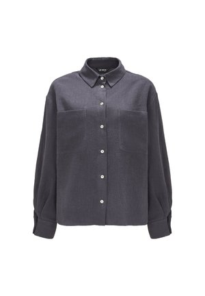 Ciemnoszara koszula typu button-up wykonana z teksturowanej tkaniny, z charakterystycznym kołnierzykiem, dwoma kieszeniami na piersi i guzikami przy mankietach.