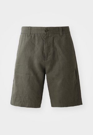 Shorts en lin vert foncé avec une fermeture à bouton et des passants de ceinture, présentant une coupe droite et une texture lisse.