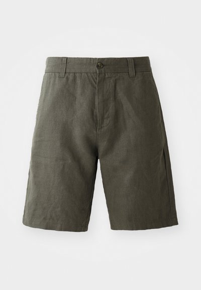 Shorts en lin vert foncé avec une fermeture à bouton et des passants de ceinture, présentant une coupe droite et une texture lisse.