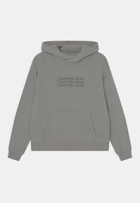 Felpa grigia con cappuccio e tasca frontale. Presenta il logo "Calvin Klein Jeans" in un grigio più scuro, polsini e orlo a costine. Tessuto morbido.