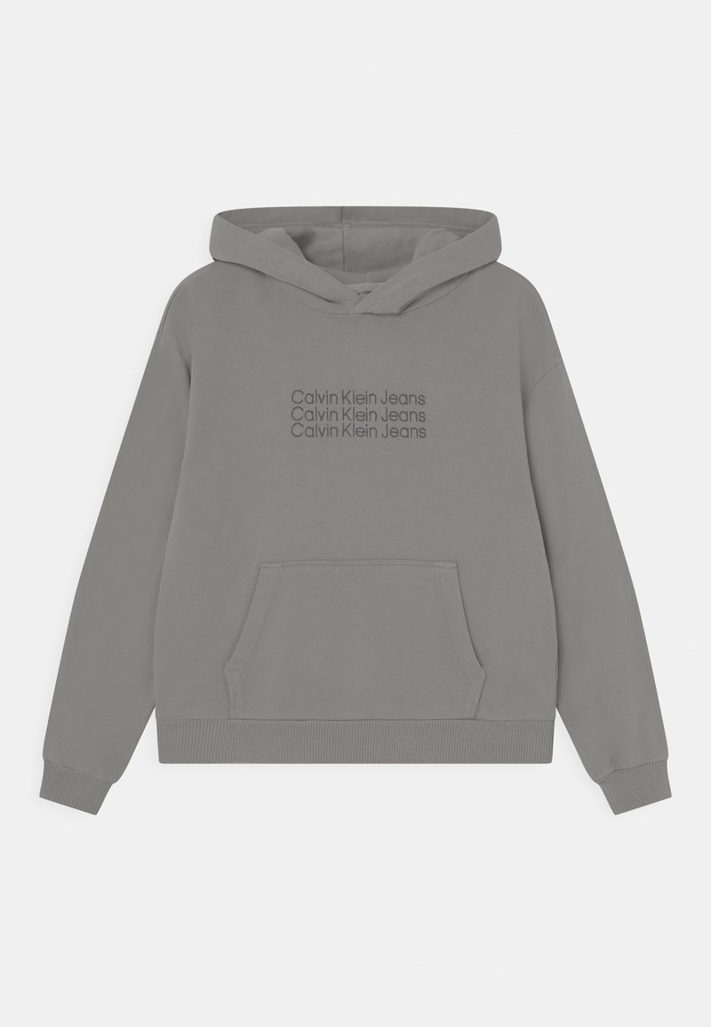Felpa grigia con cappuccio e tasca frontale. Presenta il logo "Calvin Klein Jeans" in un grigio più scuro, polsini e orlo a costine. Tessuto morbido.