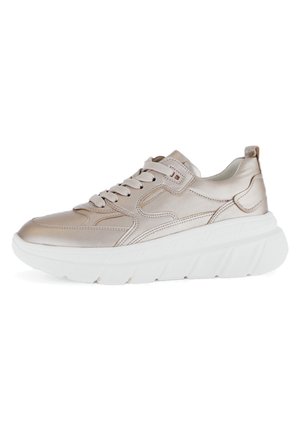Metallisch beige Sneaker mit weißer Plattformsohle, mit Schnürdesign, gepolstertem Kragen und strukturierten Details im Obermaterial.