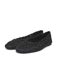 Ballerine nere realizzate in materiale tessuto con superficie texture. Punta rotonda e suola bassa e piatta. Design aperto sui lati per una migliore traspirabilità.