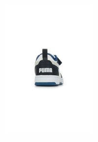 Baskets Puma avec un design noir et blanc, des accents bleus, une languette à boucle et une semelle texturée pour plus d'adhérence.