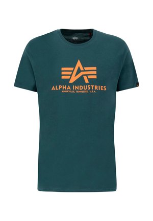 Mørk teal bomulds t-shirt med et orange grafisk logo med stjerner og tekst på fronten, rund hals og korte ærmer.