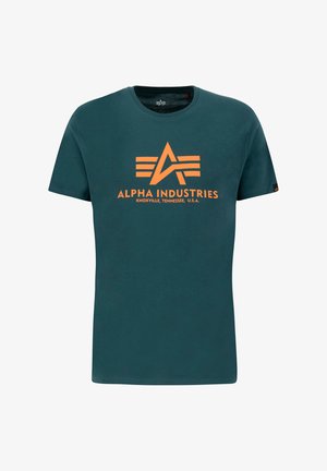 Mørk teal bomulds t-shirt med et orange grafisk logo med stjerner og tekst på fronten, rund hals og korte ærmer.