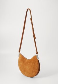 Borsa a tracolla in suede marrone con forma curva, tracolla in pelle regolabile, zip argentata e design minimalista.