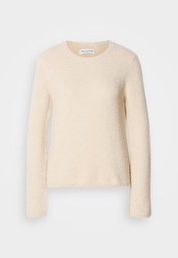 Pull en tricot beige à manches longues avec col rond et tissu à texture douce, étiquette indiquant la marque Marc O’Polo à l'intérieur du col.