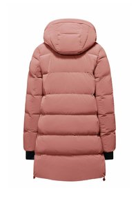 Puchowy różowy płaszcz z kapturem, z pikowanym wzorem, kontrastującymi czarnymi rękawami i regulowanym dołem ze sznurkami.