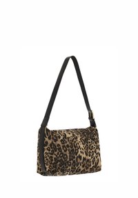 Bolso de hombro con estampado de leopardo y forma estructurada, hecho de tela suave y con una correa de cuero negra y detalles en metal dorado.