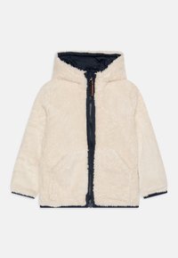 Giacca di pile color crema con cappuccio, zip frontale e dettagli blu navy. Presenta due tasche frontali e una texture morbida e pelosa.
