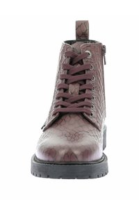 Botas tobilleras de piel de reptil marrón con cordones, cremallera lateral y un acabado texturizado. Presentan una suela de goma negra resistente y una lengüeta en el talón en forma de lazo.