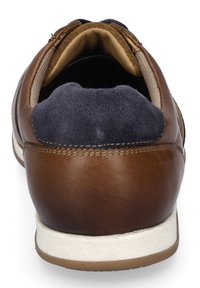 Brązowy skórzany but z granatowym zamszowym panelem z tyłu, beżowymi akcentami, wyściółką wokół kostki i białą gumową podeszwą.