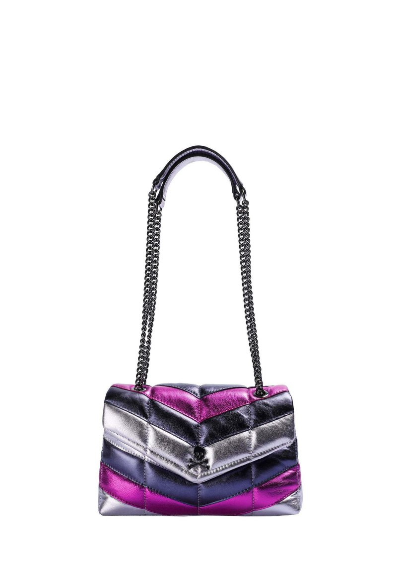 Borsa trapuntata in tonalità metalliche di rosa, argento e viola; presenta una tracolla a catena e un accento a forma di teschio sul davanti.