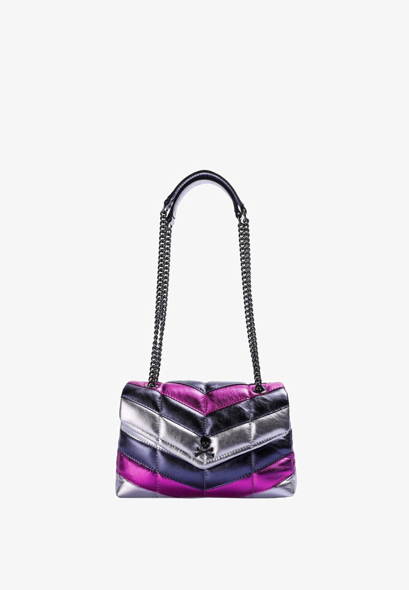 Sac à main matelassé dans des nuances métalliques de rose, argent et violet ; doté d'une bandoulière en chaîne et d'un accent crâne à l'avant.