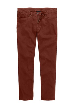 Pantaloni in denim rosso con una vestibilità slim, dotati di chiusura a bottone, zip e tasche standard. Texture liscia con dettagli di cucitura sottili.