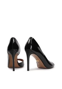 Décolleté in vernice nera con punta affusolata, design elegante e tacco a stiletto. Presenta una superficie liscia e un accento minimalista.