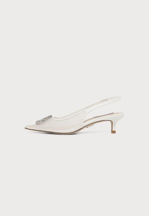 Hvid spids slingback kitten heel sko med en dekorativ rhinsten spænde på tåen og en lav hæl på en ensfarvet baggrund.