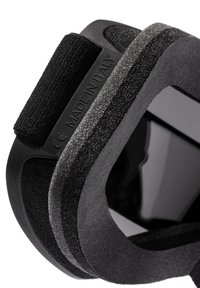 Czarne okulary ochronne z miękką, teksturowaną wyściółką wewnętrzną i regulowanym paskiem na rzep; posiadają tłoczony napis „MADE IN ITALY”.