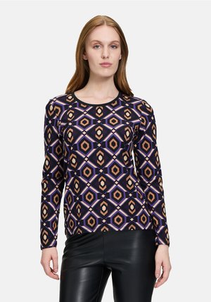 Langärmliges, gemustertes Oberteil in Dunkelpurpur mit geometrischen Formen in Creme, Braun und Blau. Hergestellt aus einem glatten, dehnbaren Stoff.