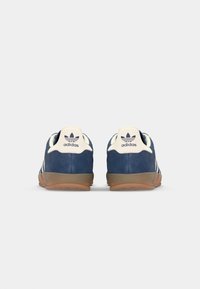 adidas Originals GAZELLE INDOOR - Sporta apavi - night indigo/off white/gold metallic
