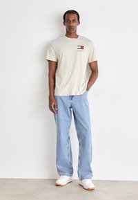 Tommy Jeans ESSENTIAL FLAG TEE  - Paprasti marškinėliai - beige