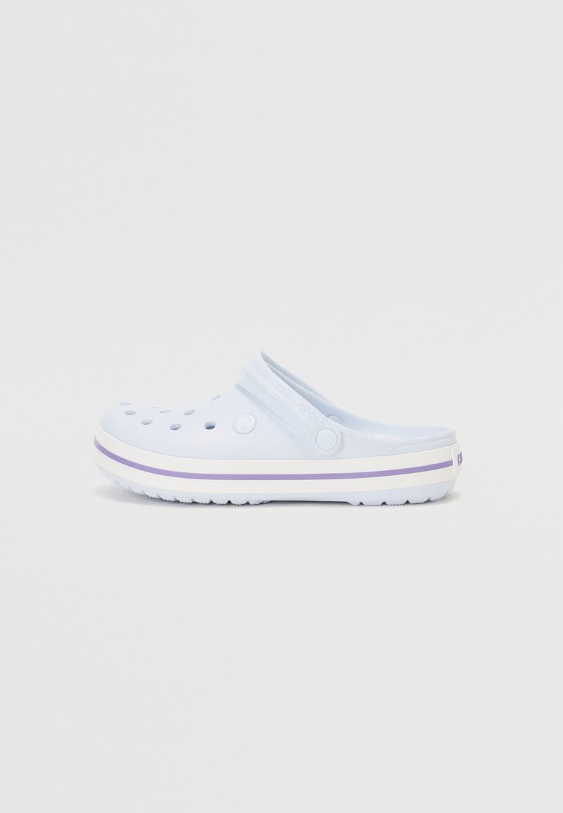 Zoccolo azzurro chiaro realizzato in materiale leggero, con fori di ventilazione, una striscia viola sulla suola e un posteriore leggermente rialzato.