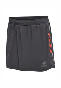 Zwarte sportshorts van lichtgewicht stof, met een elastische tailleband en rode diagonale streepaccenten aan de zijkanten.