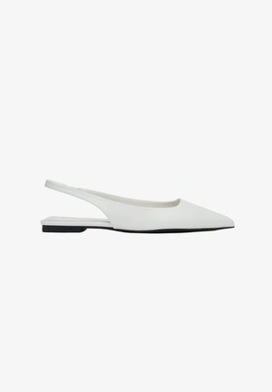 Ballerines blanches à bride arrière avec un bout pointu, une semelle plate noire et une texture en cuir lisse. Design minimaliste, talon ouvert, sans éléments métalliques visibles.