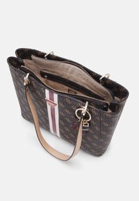 Sac fourre-tout avec un extérieur à motifs sombres, quincaillerie dorée et anses doubles. Présente une bande blanche et bordeaux à l'avant. Plusieurs poches intérieures.