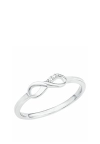 Anello in argento con design infinito, caratterizzato da una fila di cinque piccole pietre trasparenti al centro, texture liscia, forma semplice ed elegante.