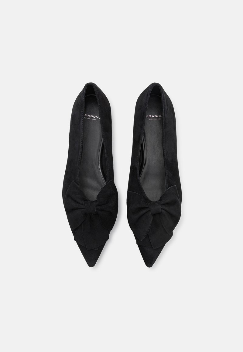 Ballerine nere in suede con punta affilata e un grande fiocco sul davanti. Texture liscia e design minimalista senza hardware o motivi visibili.