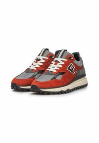 Sneakers in suede rosso e mesh grigio con un accento nero, lacci bianchi e una suola testurizzata, con un logo sul lato e un colletto imbottito.