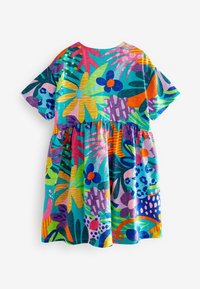 Lyhythihainen, monivärinen mekko, jossa on kukkakuosi. Erottuccb vividit sävyt sinisestä, vaaleanpunaisesta, keltaisesta ja vihreästä. Pehmeä, teksturoitu kangas ja kerrostettu vyötärö.