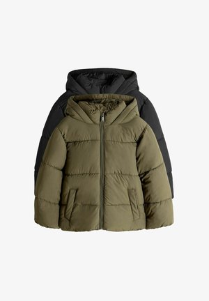 Dwie kurtki puchowe mają zamek z przodu i kaptury. Przód kurtki jest oliwkowo-zielony z kwadratowym przeszyciem, podczas gdy tył jest jednolicie czarny.